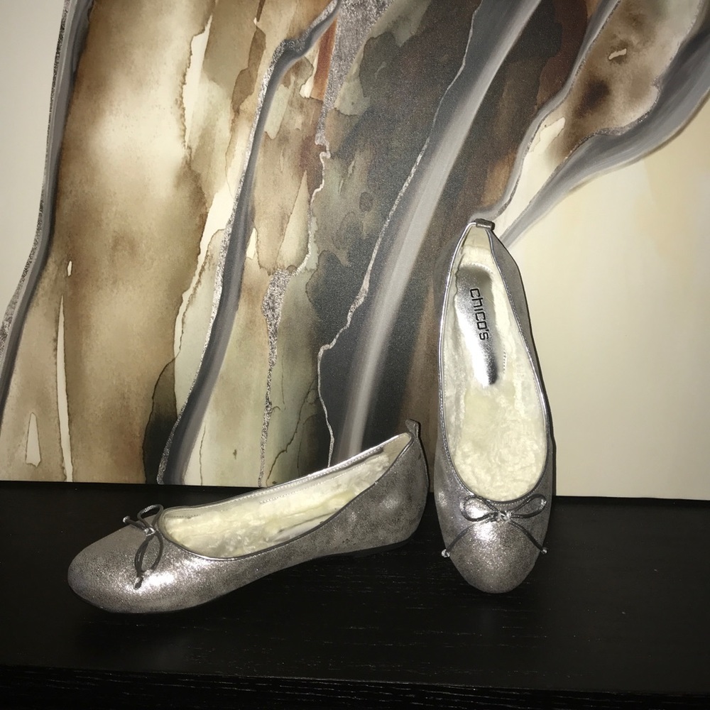 Chico’s Silver-toned flats w faux fur lining.