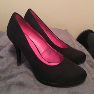 Black pumps