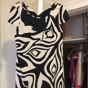 Tibi size 4 short sleeve knee length dress, b/w
