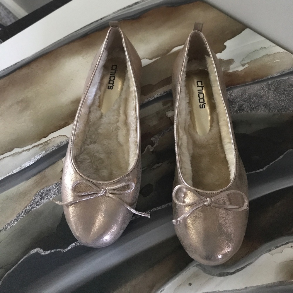 NWT Chico’s Gold-tone flat w faux lining.