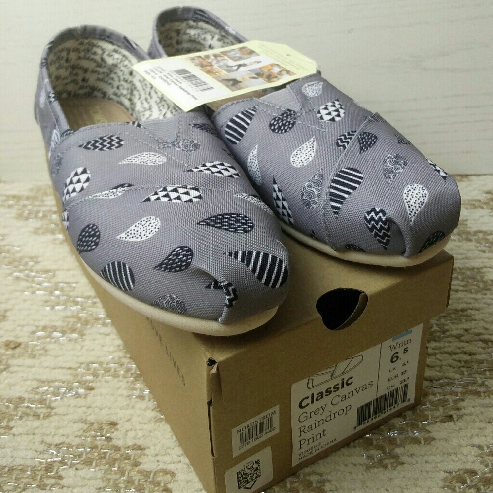 NWT women's Toms