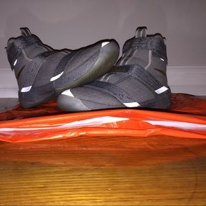LeBron Soldier 10 (SIZE 3)