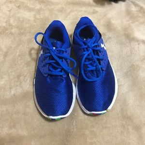Boys size 12 UA tennis shoes