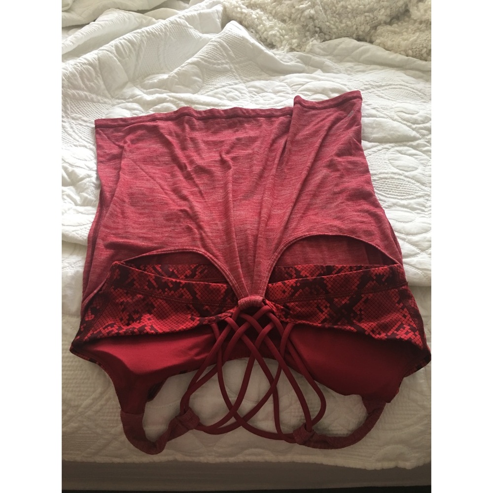 Lululemon top with sports bra!