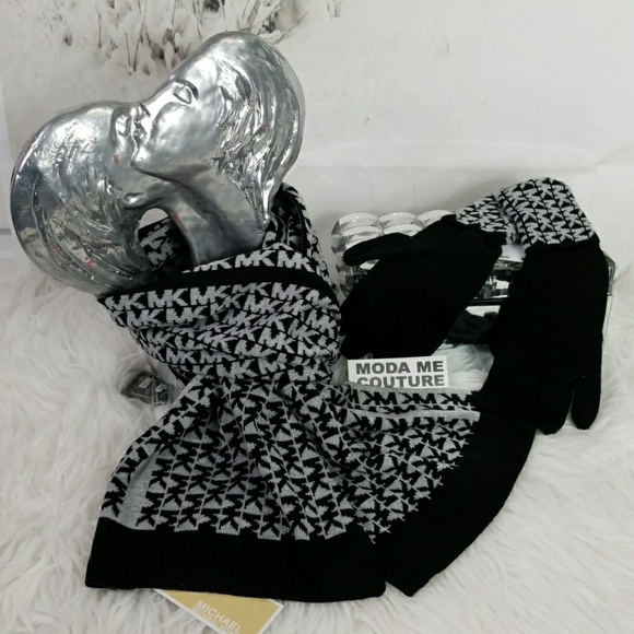 Michael Kors Accessories - 🎄🎁MICHAEL KORS SCARF AND GLOVES SET