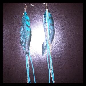 ⭐️ Teal and black feather earrings