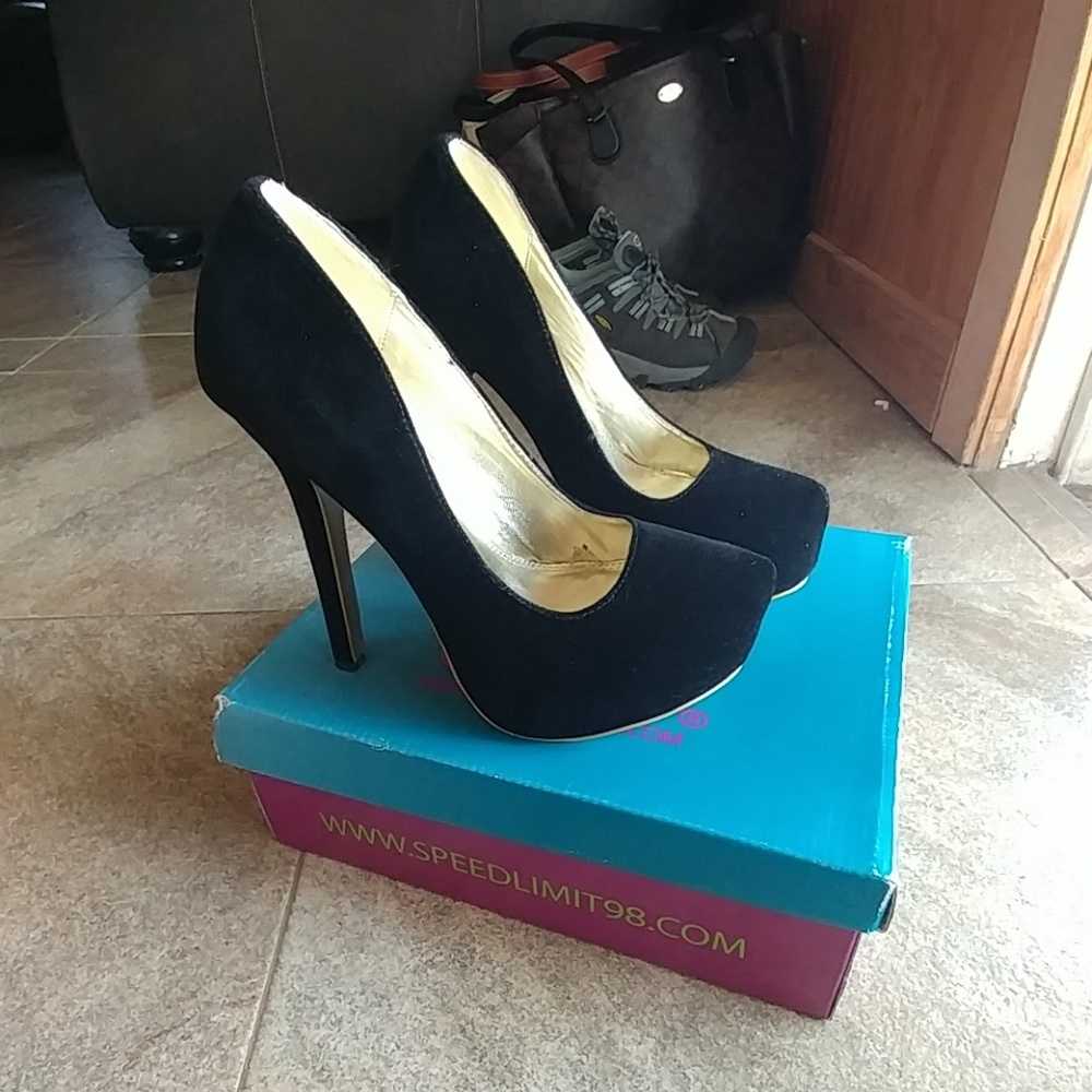 Black velvet pumps worn once