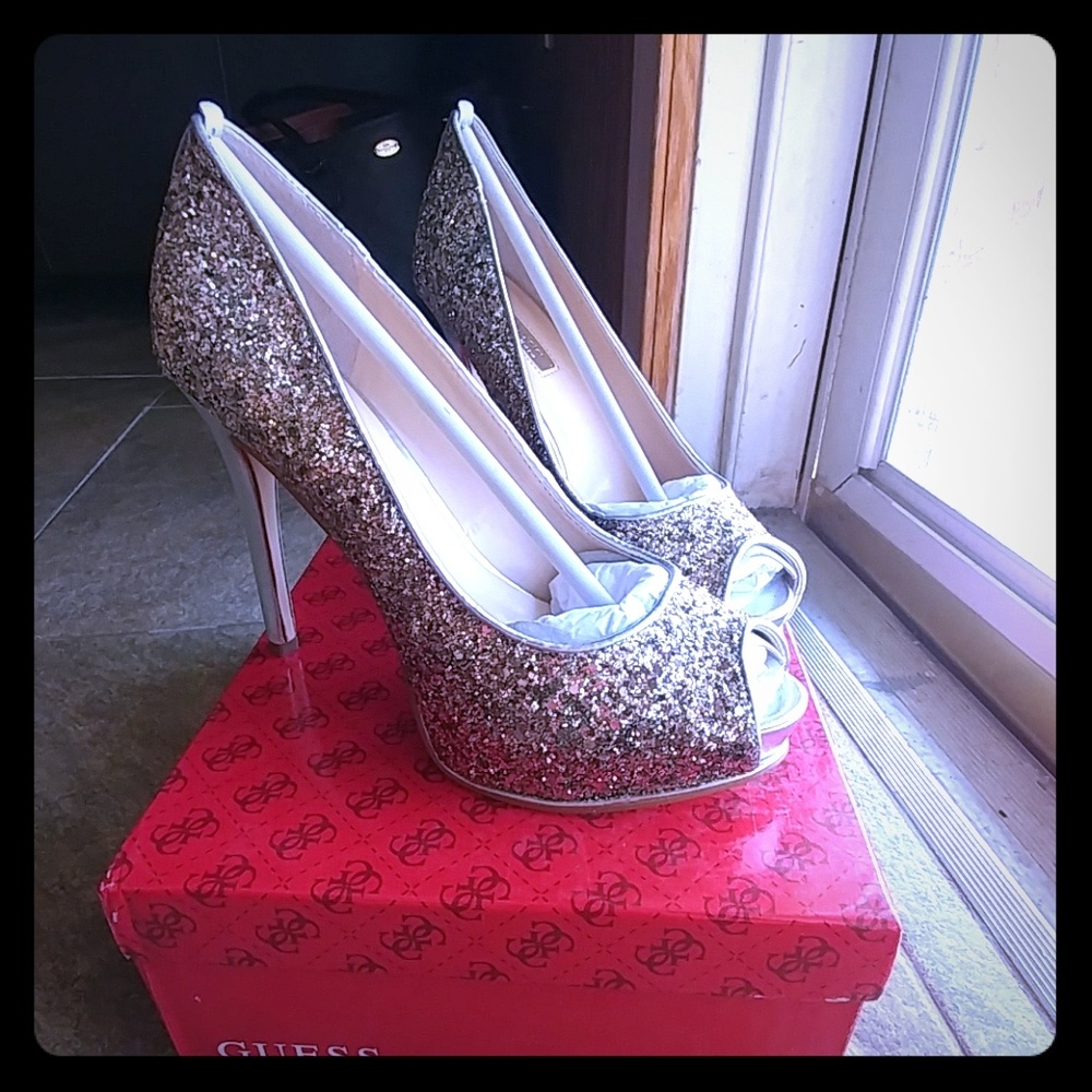 NWT Guess Silver Multi Pumps
