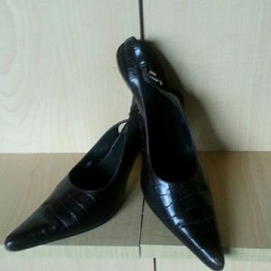 Pointed toe low heel shoe
