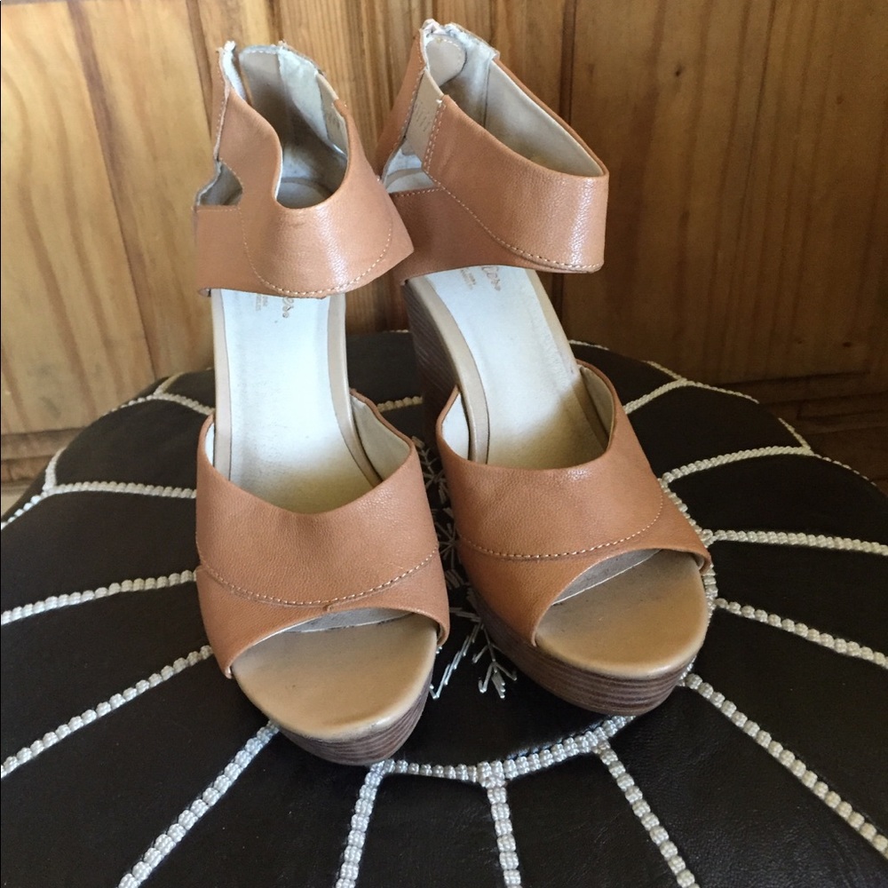 Seychelles Tan Leather Wedges