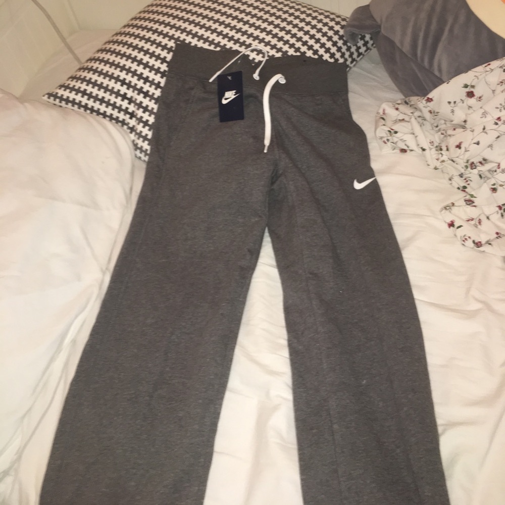 nike sweatpants (BRAND NEW!!)