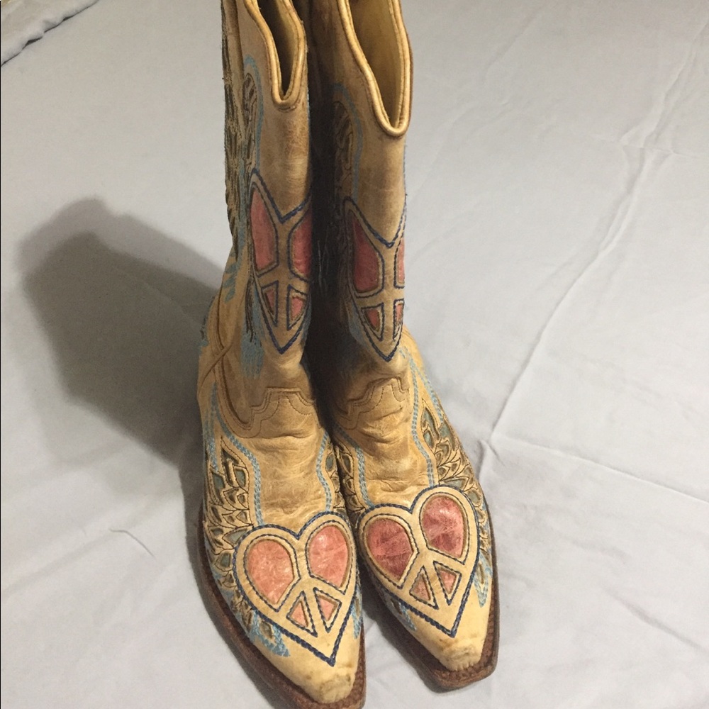 Corral vintage boots peace heart angel wings 6