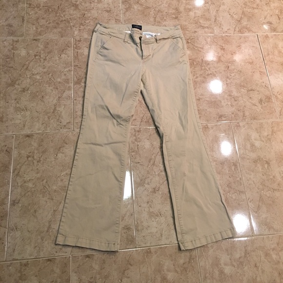 American Eagle Outfitters Pants - American Eagle 🦅 Khakis