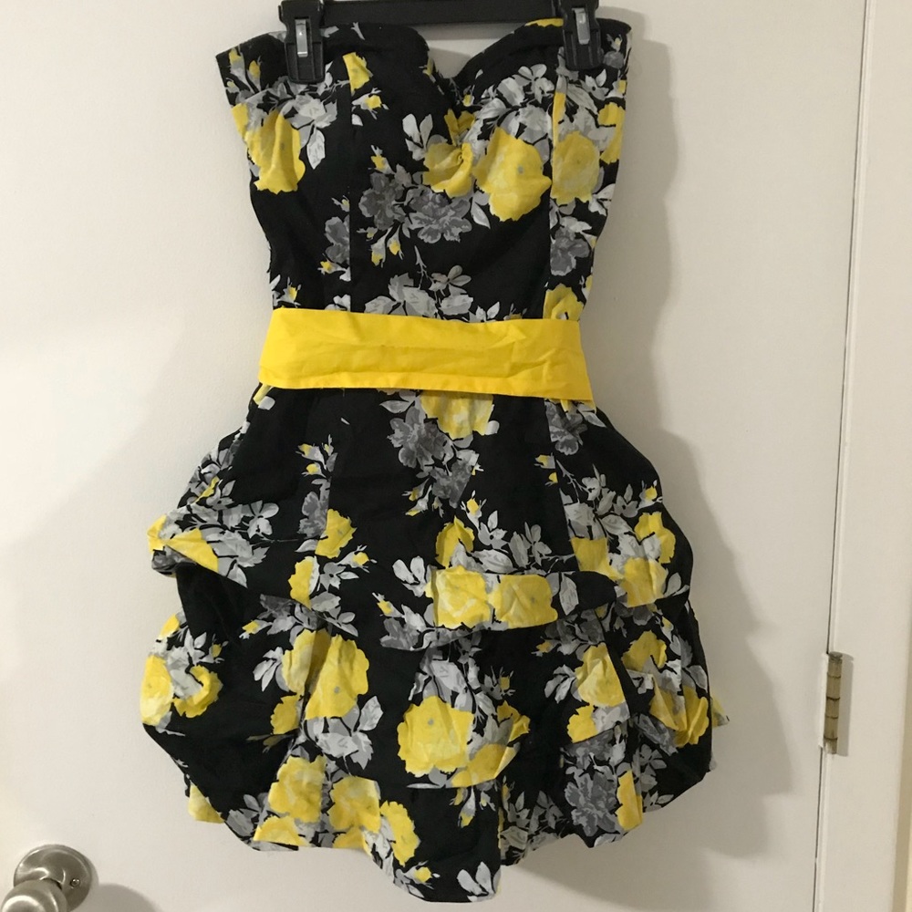 Yellow and black strapless dress (size 5)