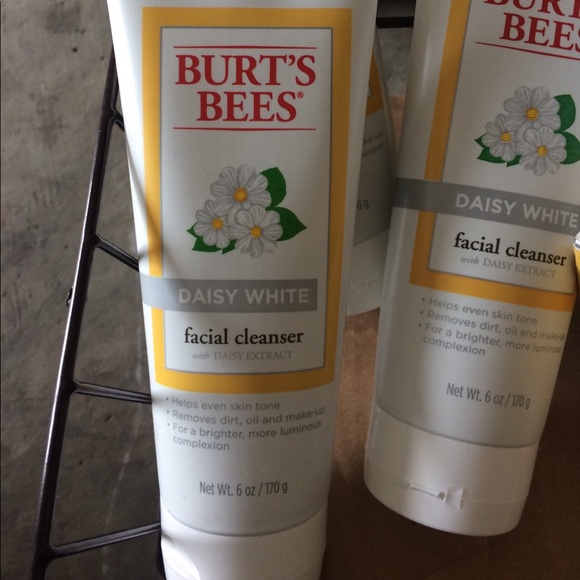 BURTS BEES facial cleaners