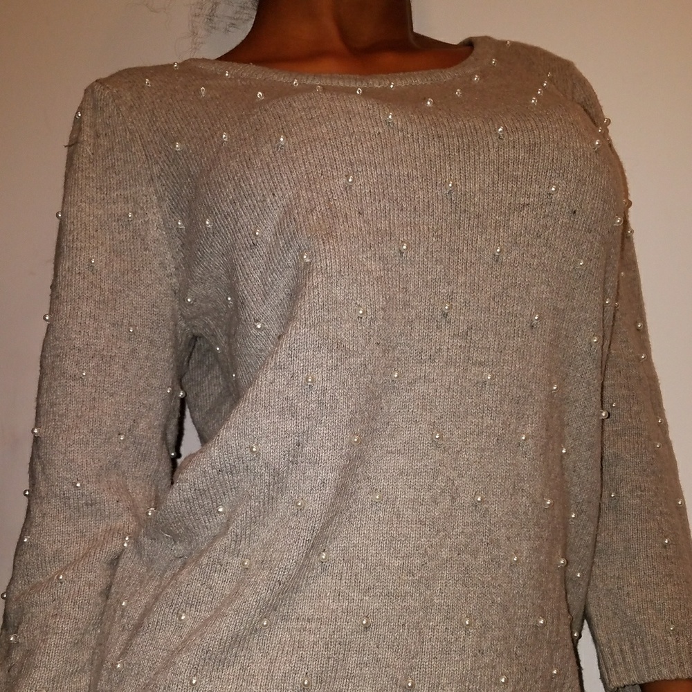 Gray sweater splashed w/pearls on front