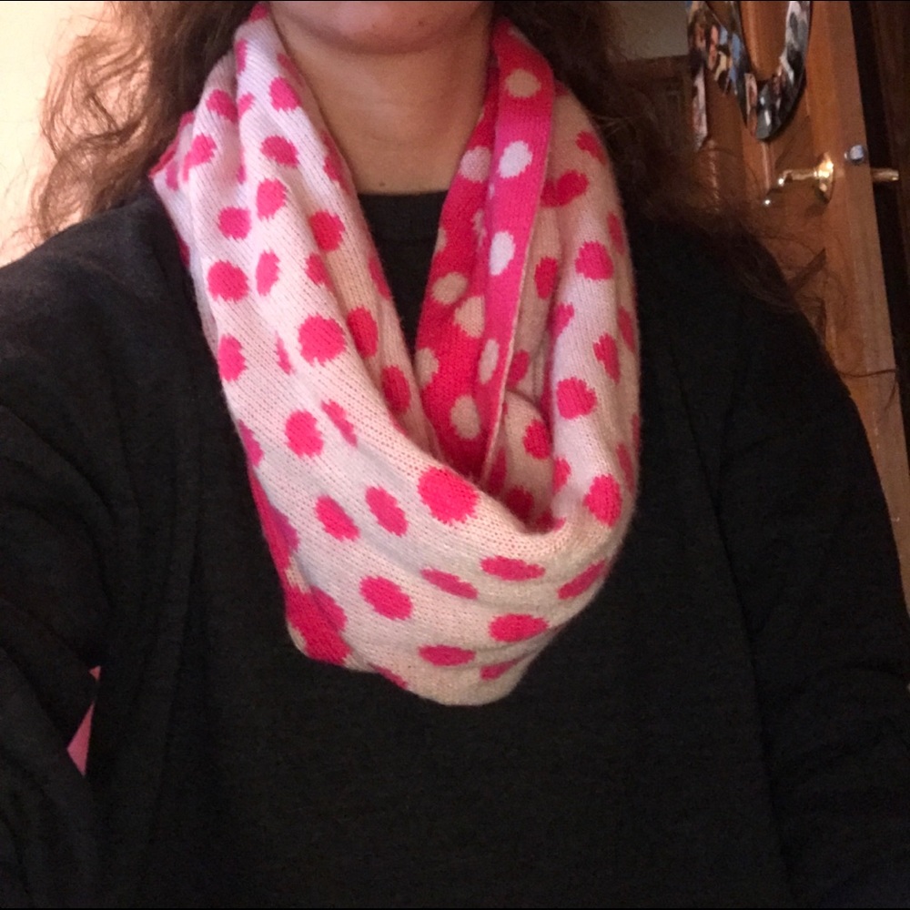Reversible infinite scarf plus pink scarf included