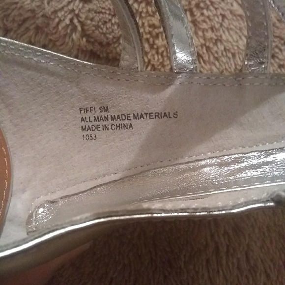 Sold Steve Madden Silver Heels 9M Sold - Picture 3 of 5