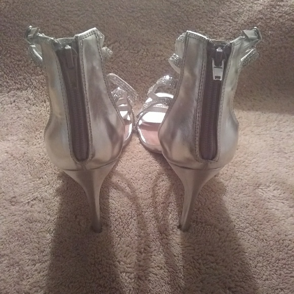 Sold Steve Madden Silver Heels 9M Sold - Picture 4 of 5