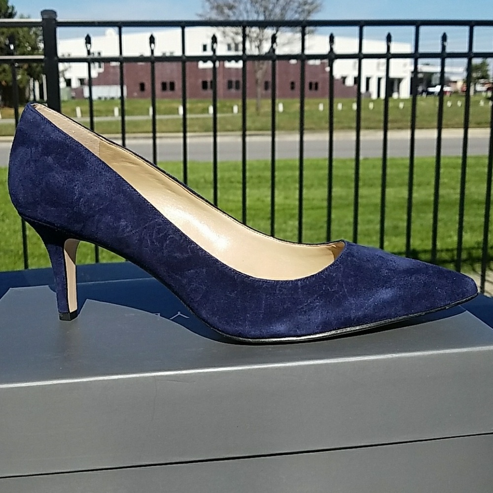 ANN TAYLOR - ERYN SUEDE KITTEN PUMP