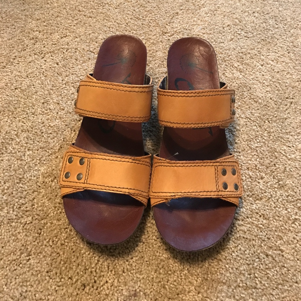 Low wedge sandals