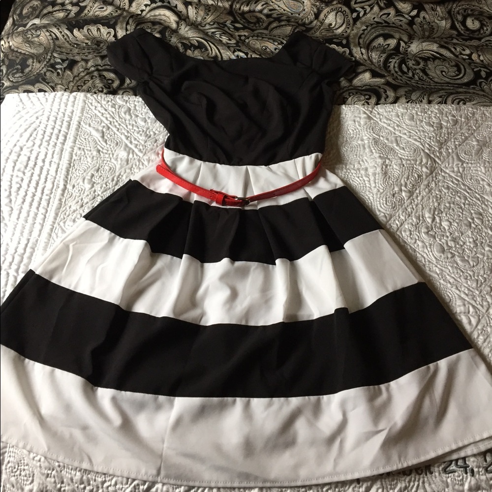 Black and white belted dress. Size 1/2