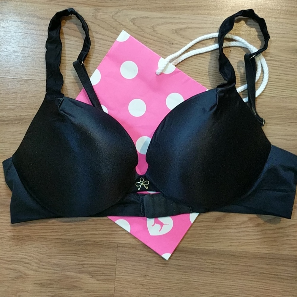 Beautiful 🦋 34C VS black plunge bra.
