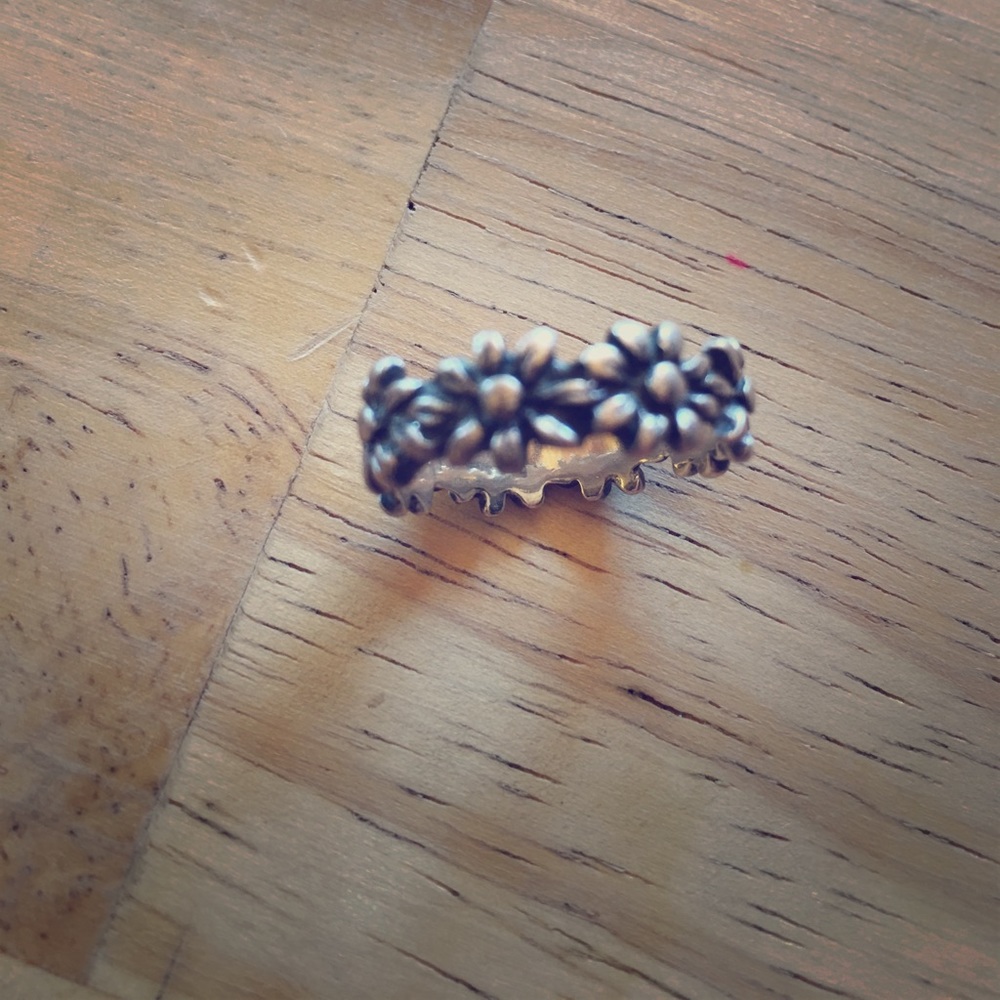 Sterling silver daisy ring