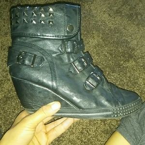 Sneaker goth studded wedge