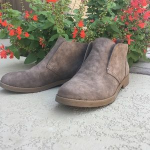 Indigo Rd. brown suede boots 🍂