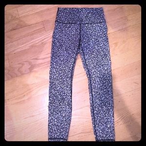 Lululemon 7/8 pant- black and white