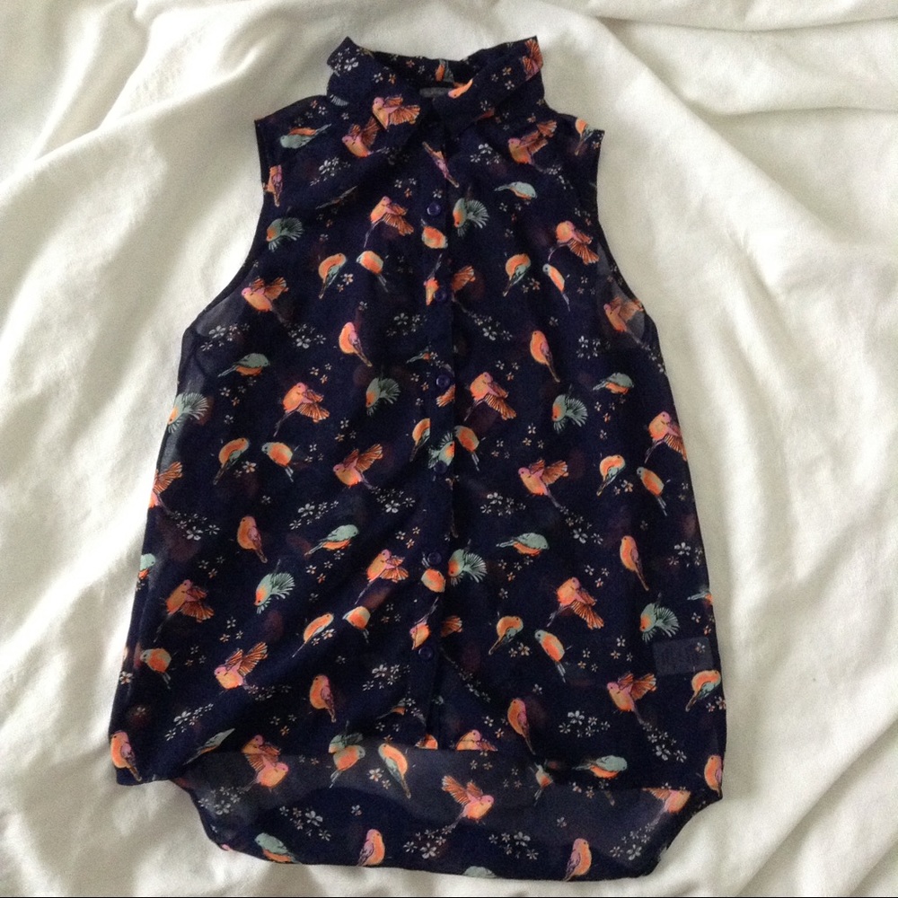 CHARLOTTE RUSSE Sleeveless Button Down Shirt