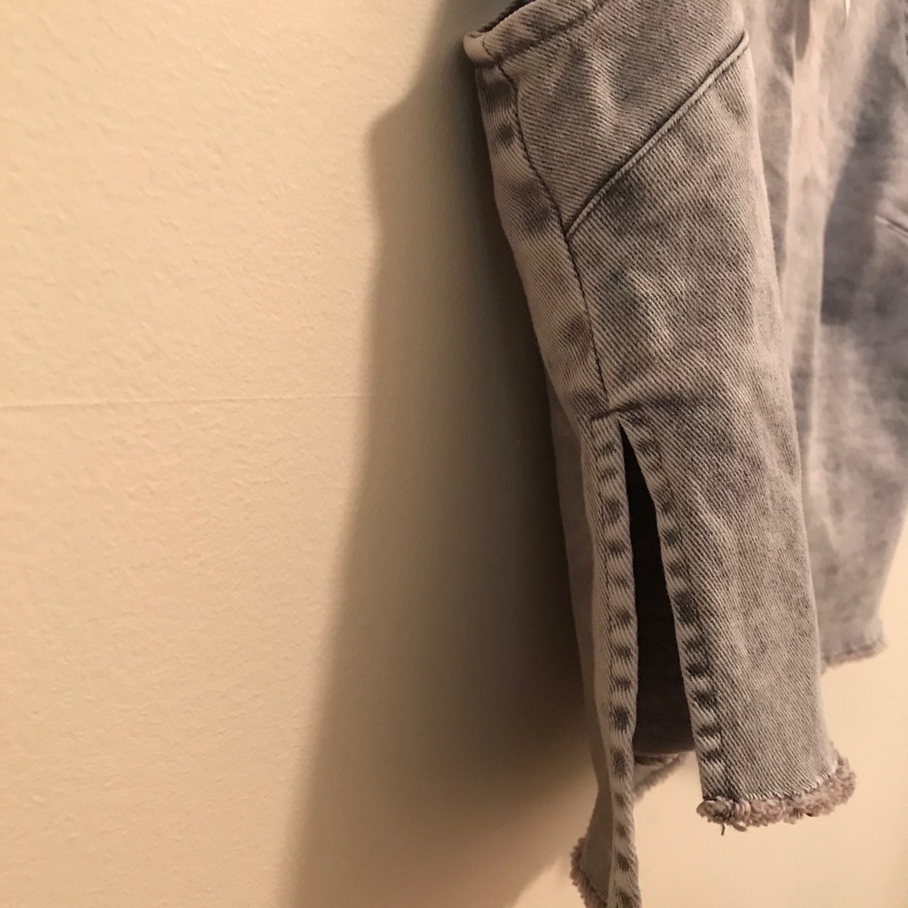 NWT Urban Sabby Frayed Hem Top - Picture 3 of 4
