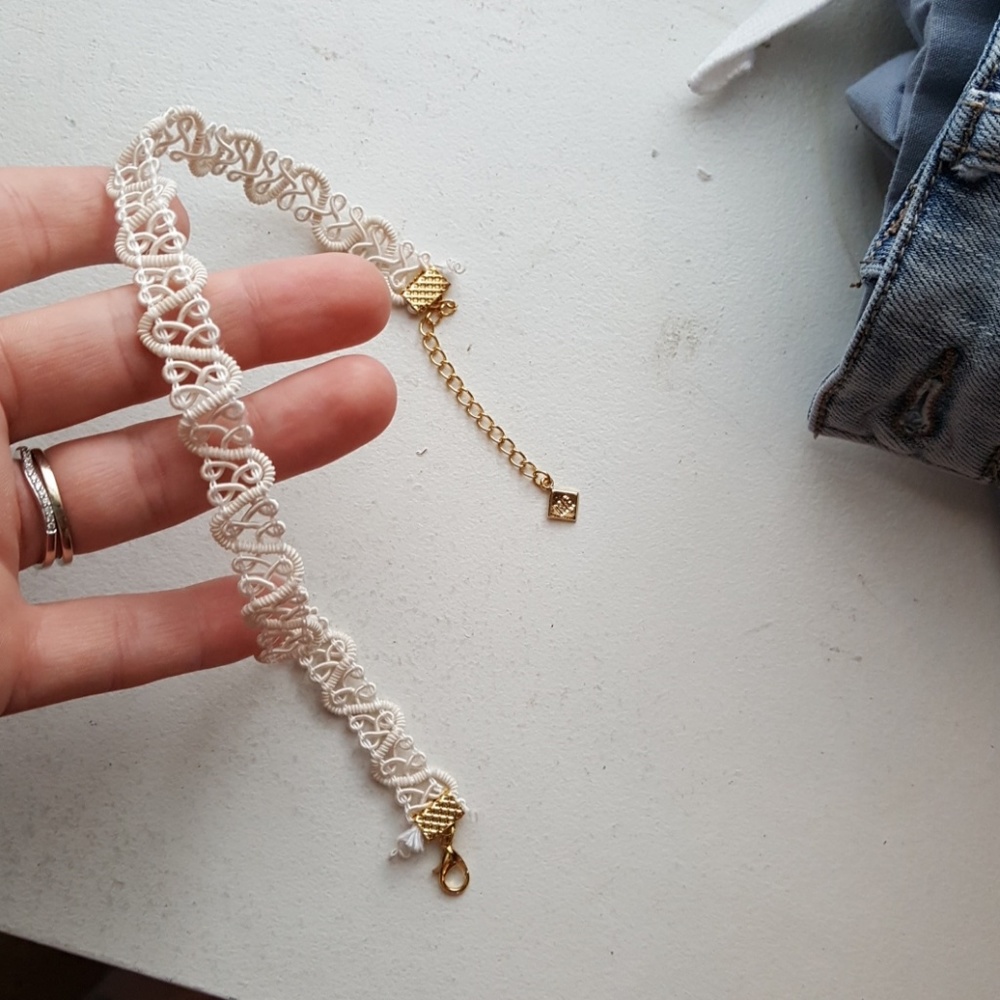 Cream choker