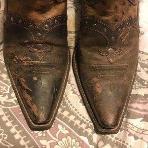 Ariat brown cowgirl boots.