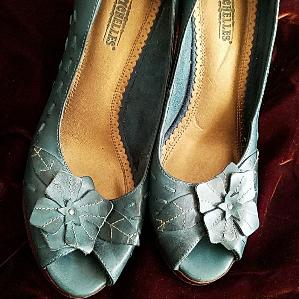 Anthropologie Seychelles  green leather pumps