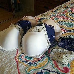 Set of 5 bras (3 VS and 2 Body Gap)