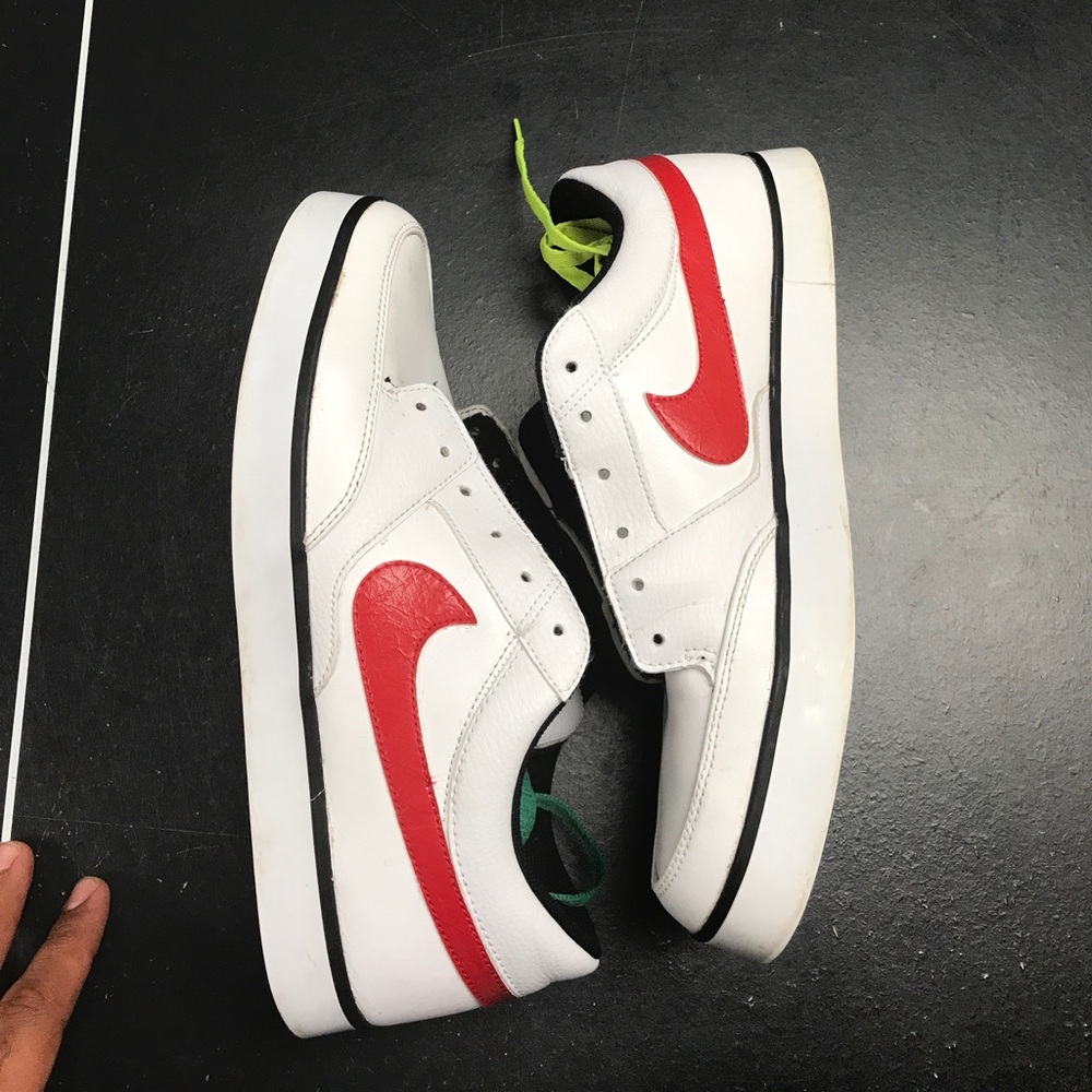 Mint Nike Men's 11.5 With 2 pairs of laces!