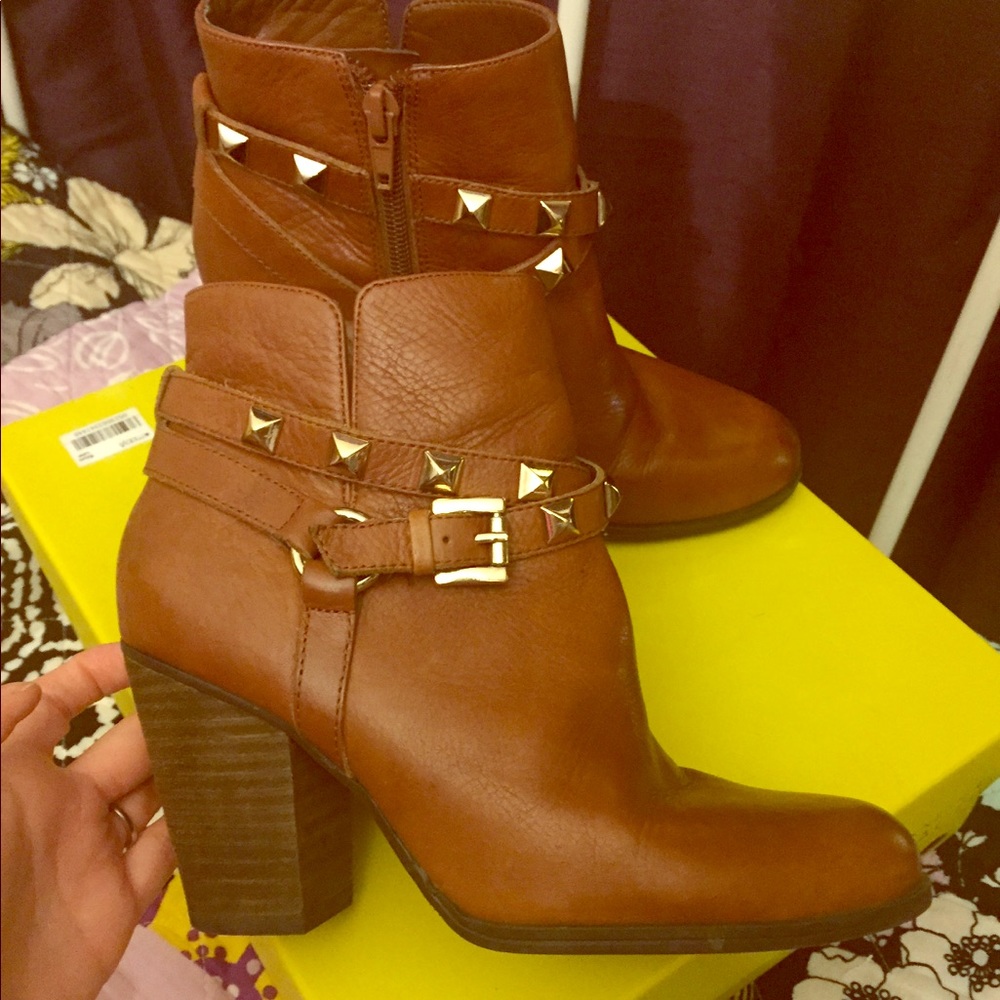 SOLD 💰 Gorgeous 😍 Guess boots