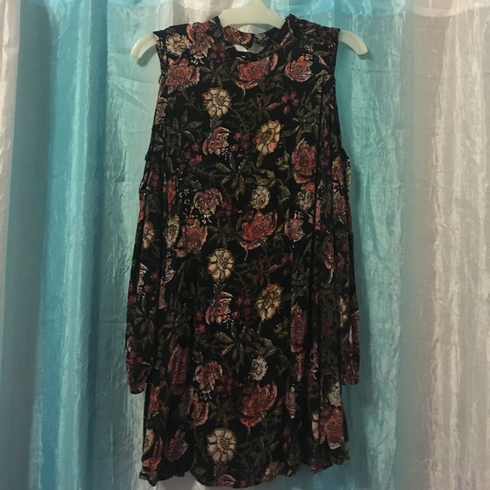 Shoulder cut out dress