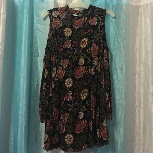 Shoulder cut out dress