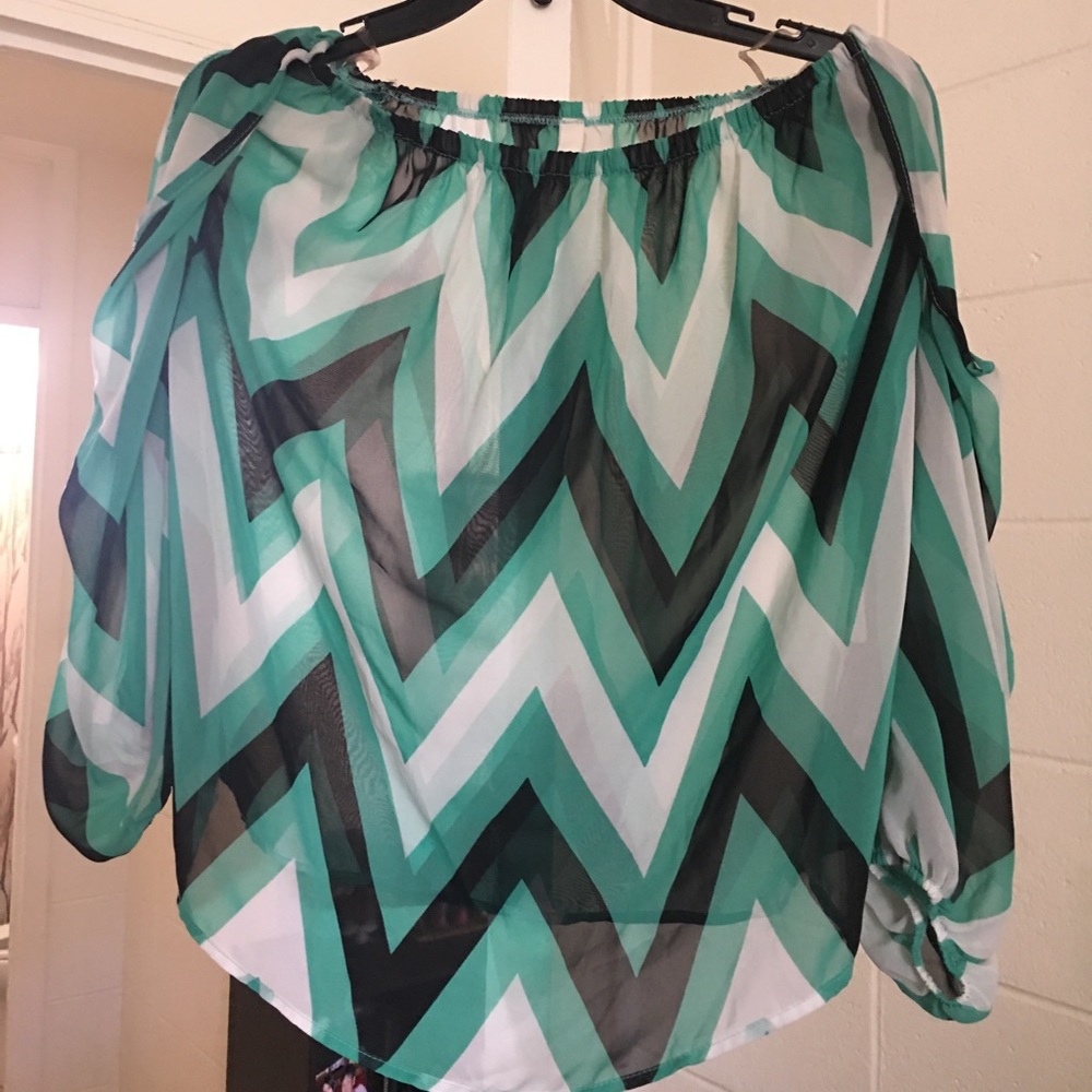 ❌SOLD❌ Large sheer off shoulder top w/ L/S