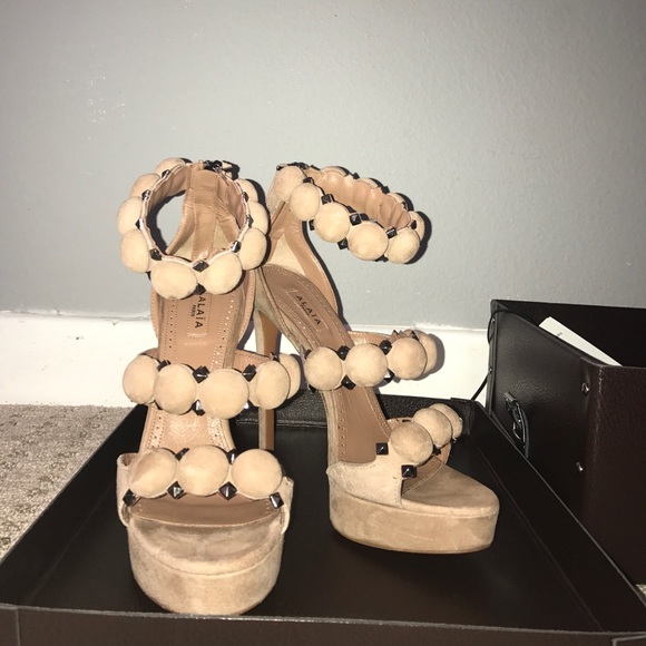 Alaia Shoes - ALAÏA Paris  - Bombe Studded Suede Sandals - Beige