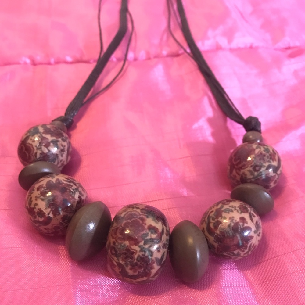 Brown Beaded Necklace with Flower Details 🌸