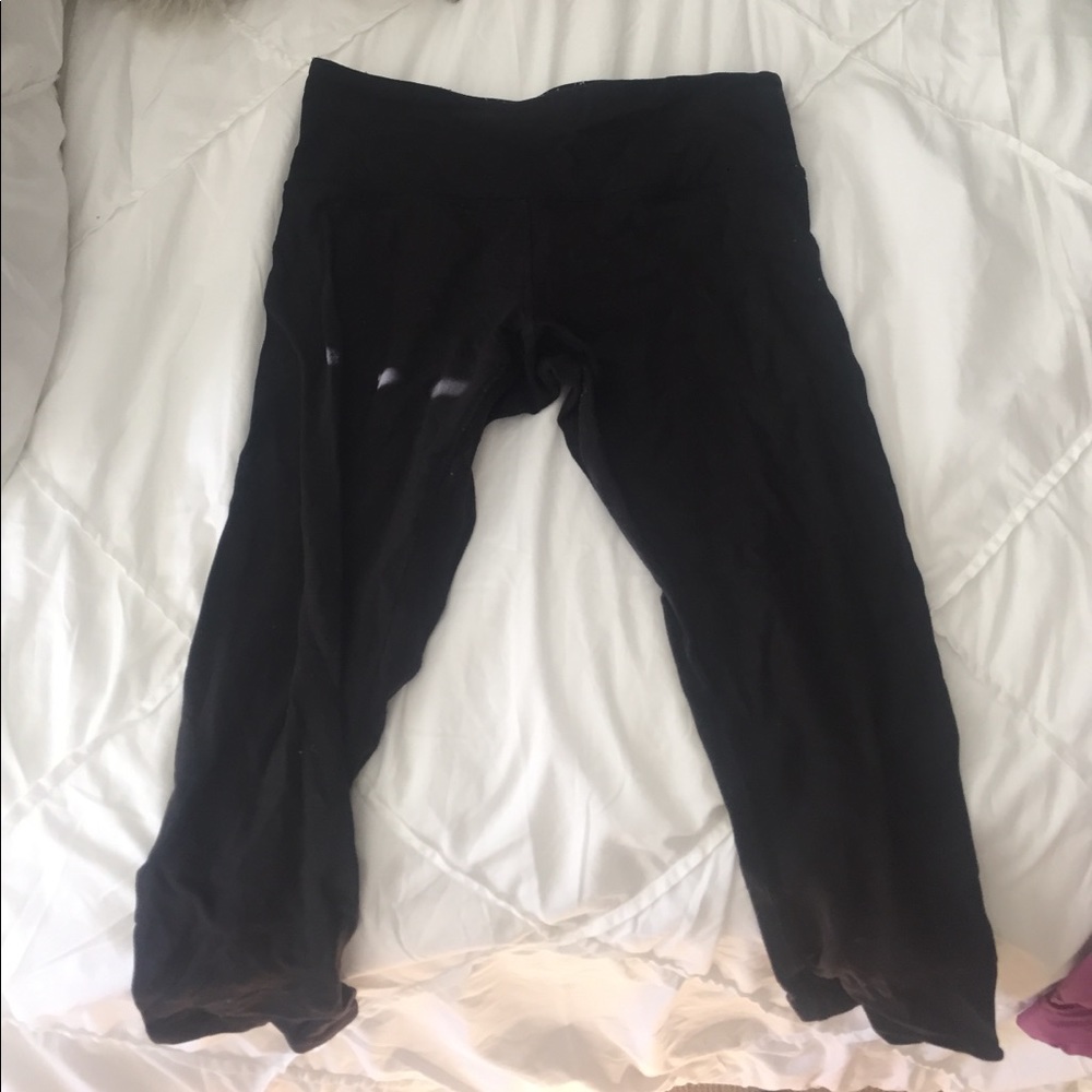Black cropped lululemon leggings