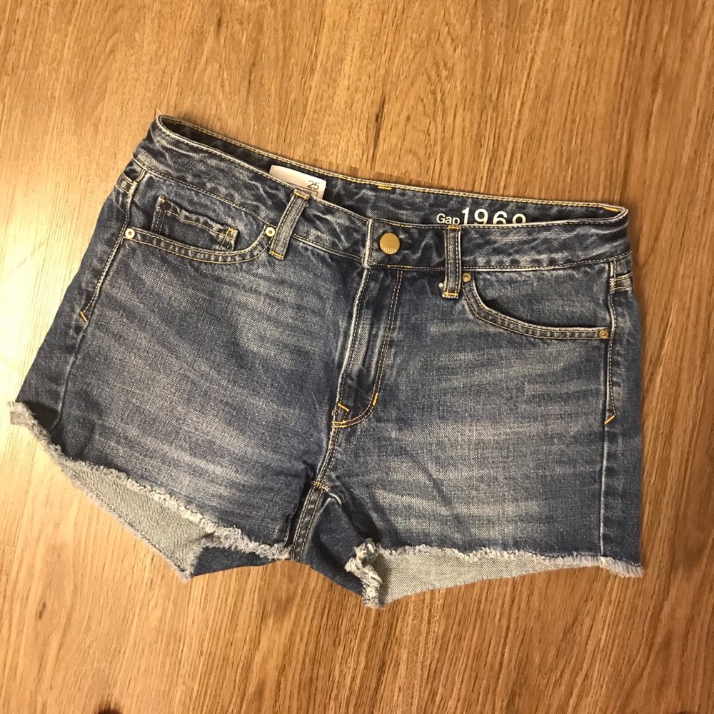 Gap slim cutoff jean short