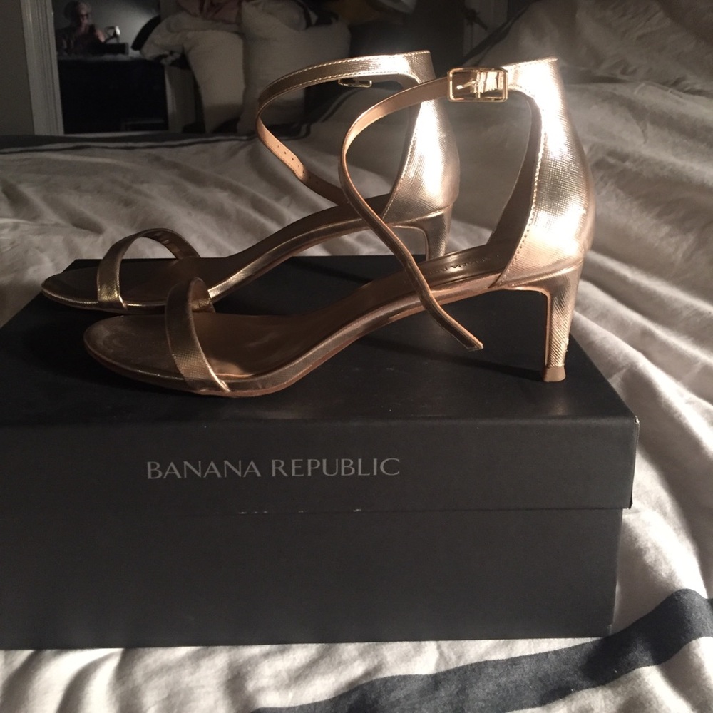 Banana Republic Bare Kitten Heel Gold 7.5