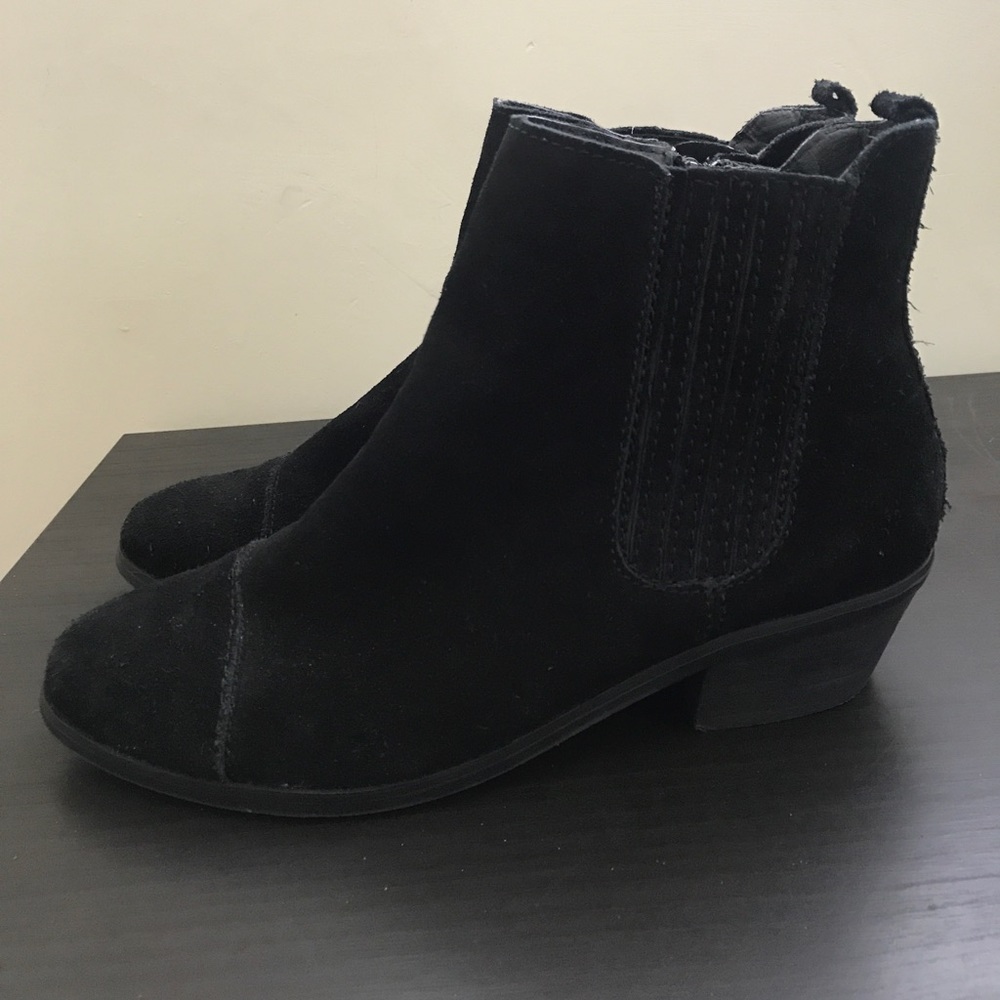 G.H. Bass & Co. Chance suede ankle booties size 7