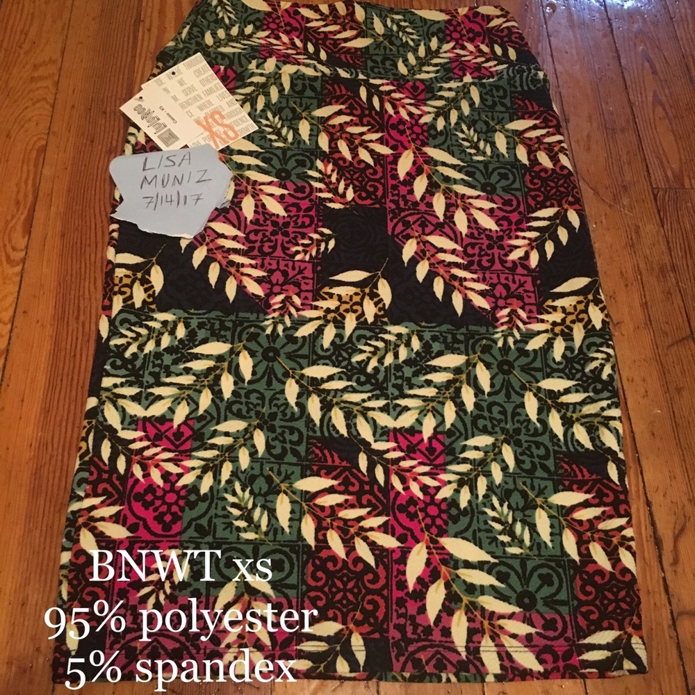 LuLaRoe Xs Cassie bnwt feathers