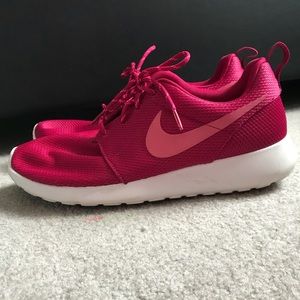 Size 11 Womens Nike Roshe Runs